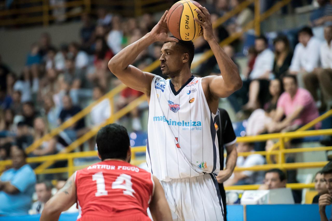 Pelo Paulista, Franca Basquete enfrenta Bauru em busca da sétima vitória