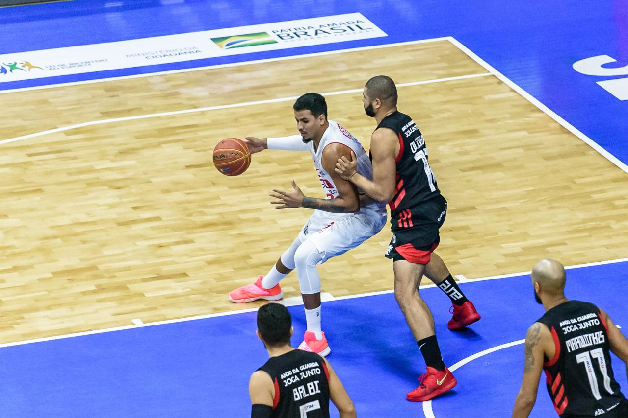 Com Pedrocão lotado, Sesi Franca vence Flamengo e empata as finais do NBB