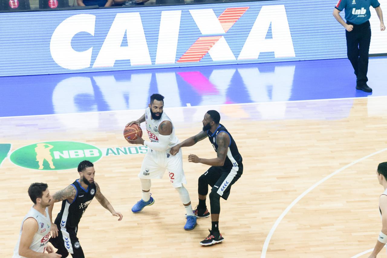 Em confronto direito, Sesi Franca Basquete vence Pinheiros e retoma a liderança do NBB