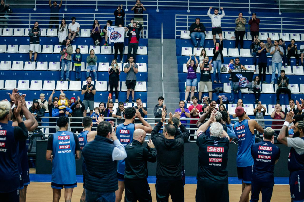 Torcida marca presença em treino do Sesi Franca Basquete