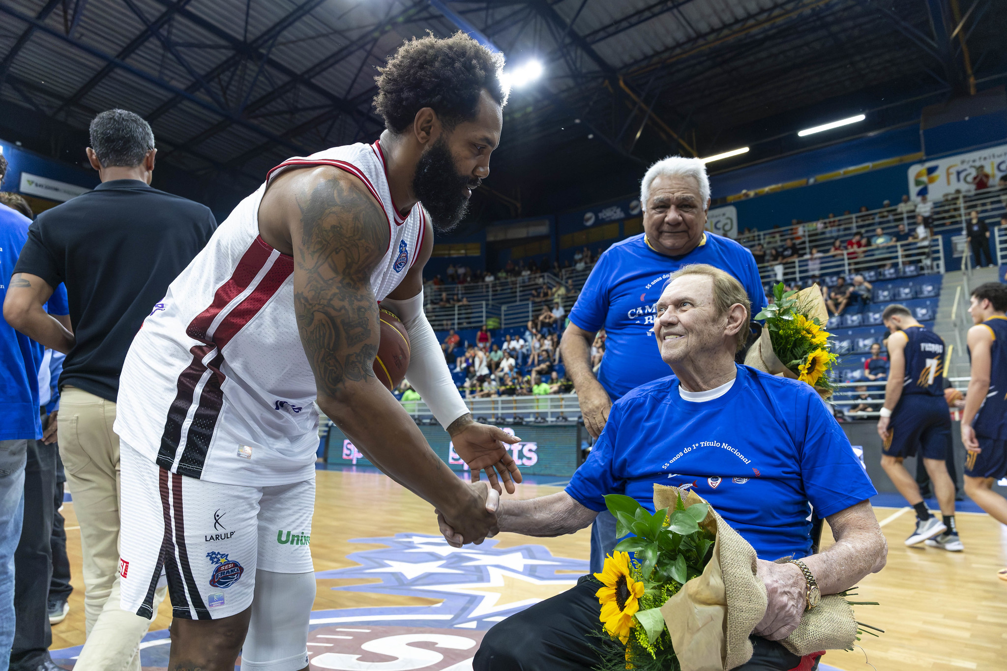 Sesi Franca Basquete homenageia heróis do 1º título nacional em noite de liderança no Paulista