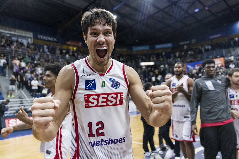 Raça, determinação e identidade: Rafael Mineiro renova com Sesi Franca Basquete para a temporada 2026/2027